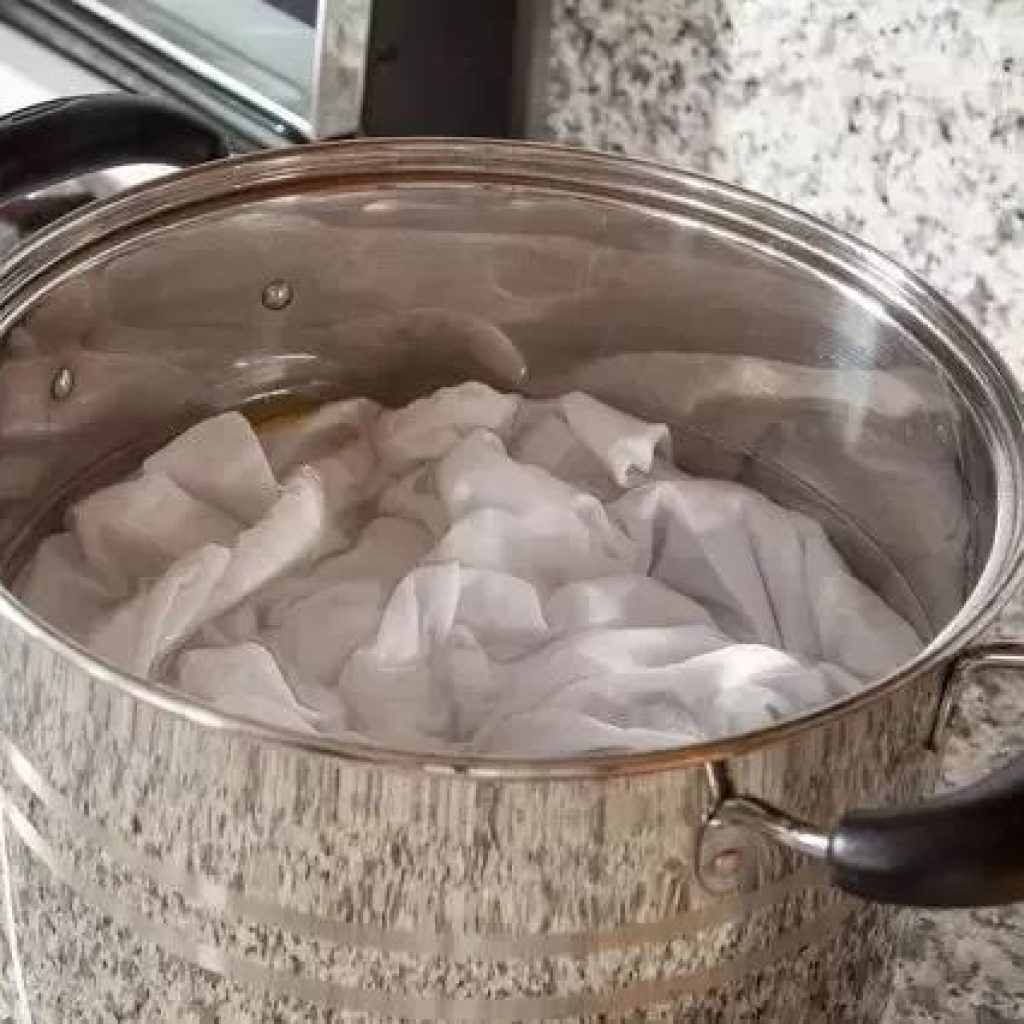 Soak the clothes in water for 1 hour, and when they dry, the clothes are super white.