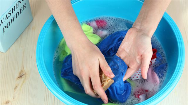 What to do if your hands are cold when washing clothes in winter