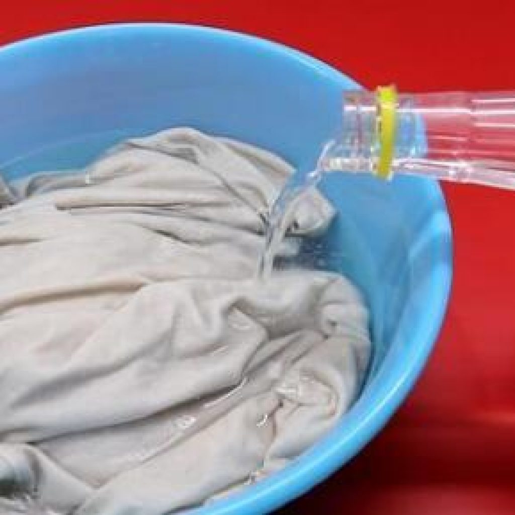 White vinegar for washing white clothes