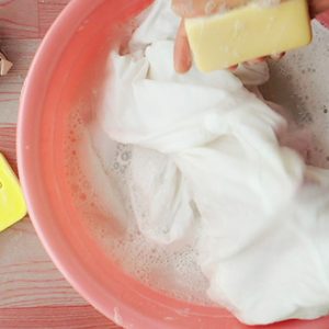apply more soap to the neckline, cuffs, and dirty and easy-to-dirty parts, and focus on scrubbing