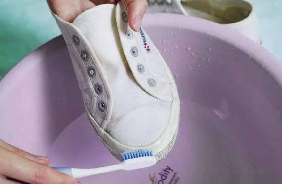 How to clean white cloth shoes
