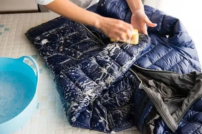 How to remove the oil stains on the down jacket for a long time