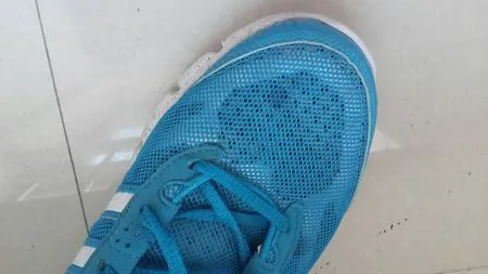 How to wash tennis shoes