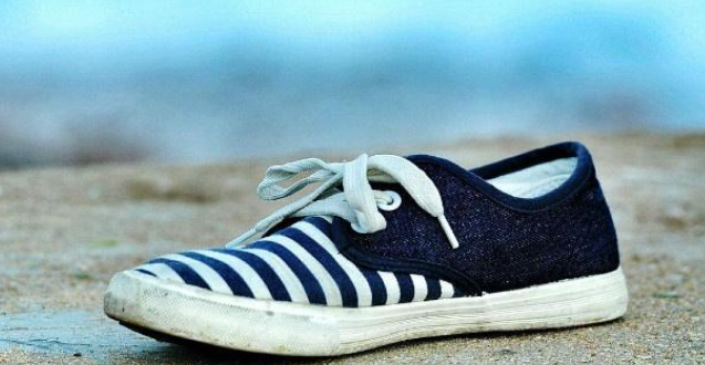 how to deeply clean the oil stains of cloth shoes