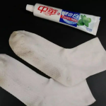 How to wash white socks by hand?