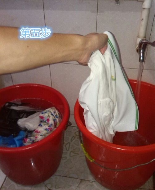 The first washed clothes go to the second one that is draining water