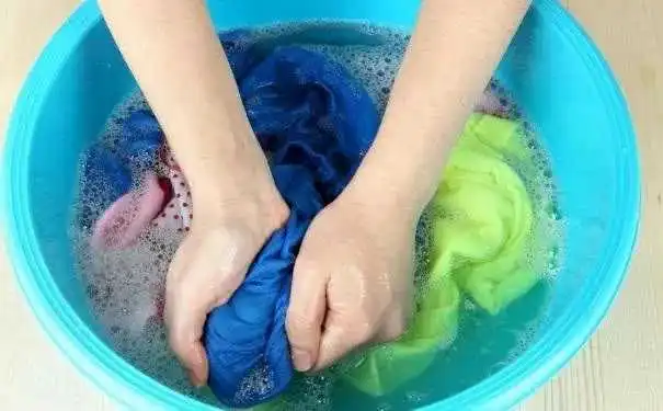 How to hand wash clothes with powder detergent