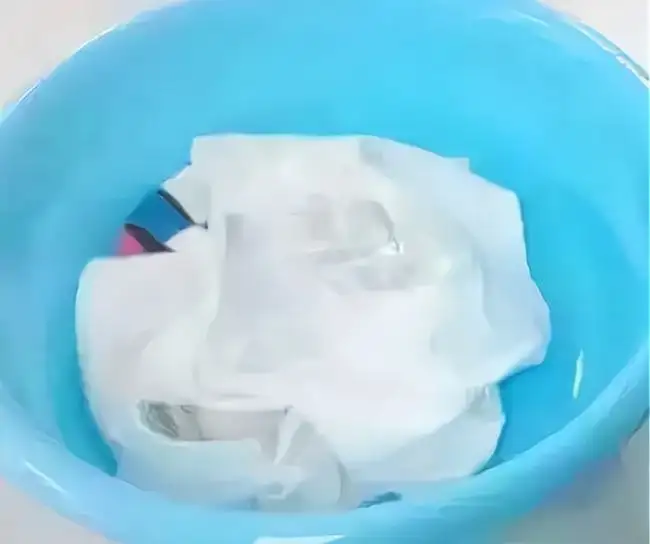 How to wash white clothes hot or cold