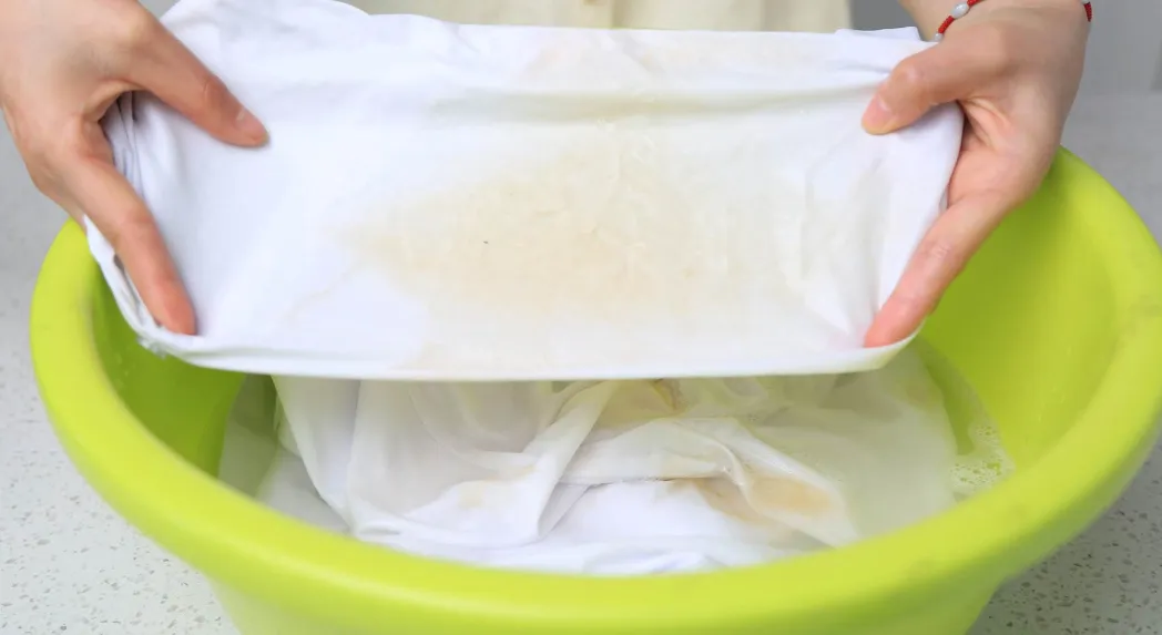 How to wash white clothes with bleach