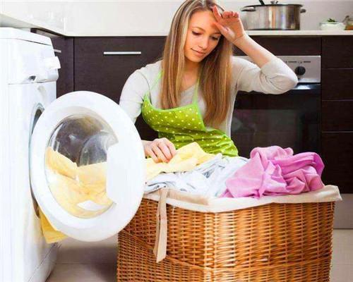 How to remove stains from clothes caused by other clothes