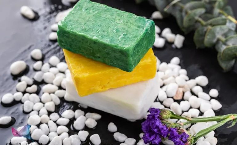 Why the foam of Coloured soap is white
